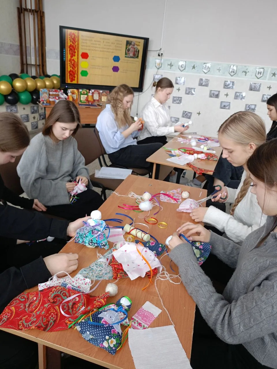 Мастер-класс по созданию тряпичной куклы Желанницы прошел в Усмани