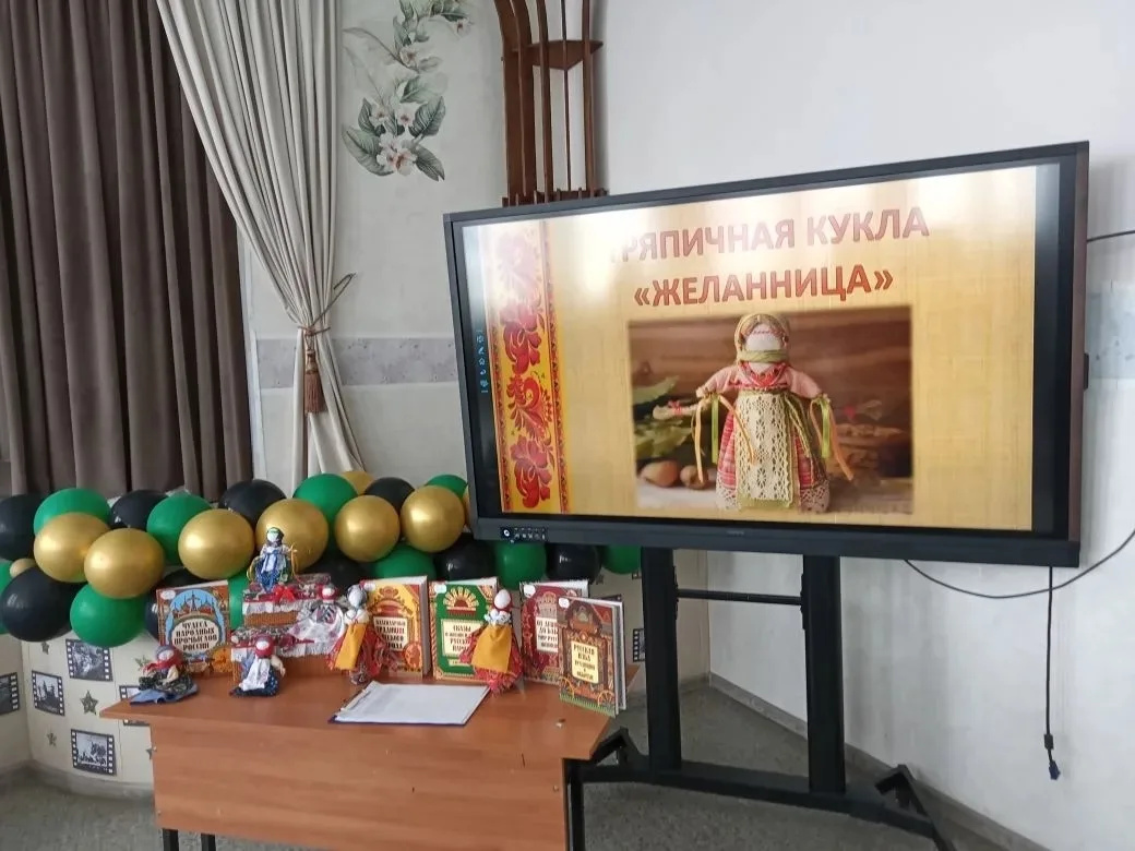 Мастер-класс по созданию тряпичной куклы Желанницы прошел в Усмани