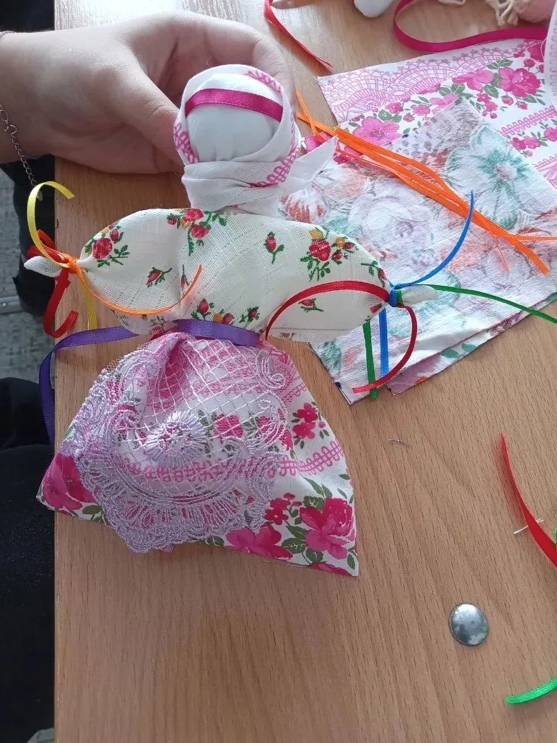 Мастер-класс по созданию тряпичной куклы Желанницы прошел в Усмани