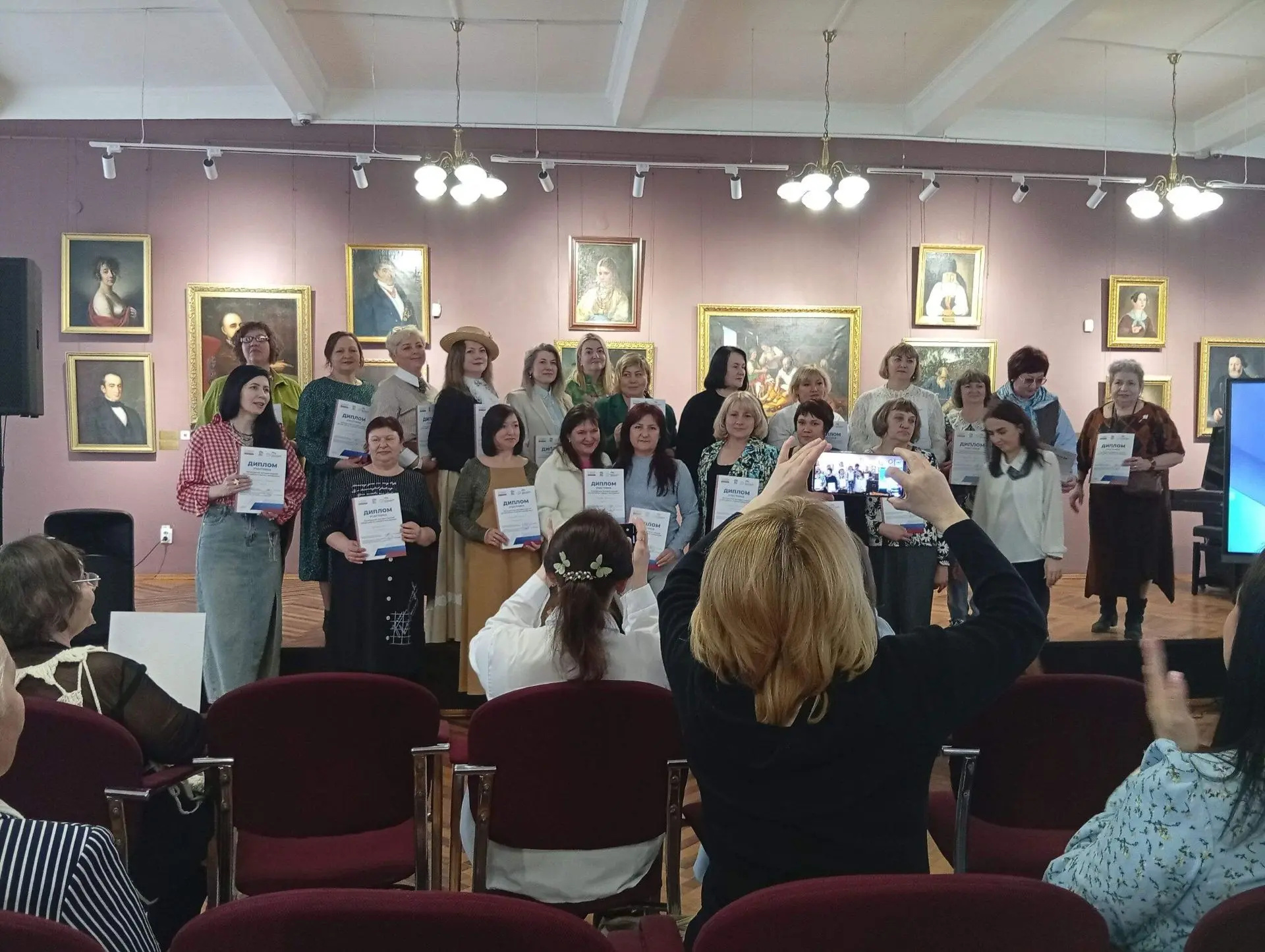 Активистка Тербунского округа  приняла участие  в выставке изделий ручной работы «Сделано женщинами»