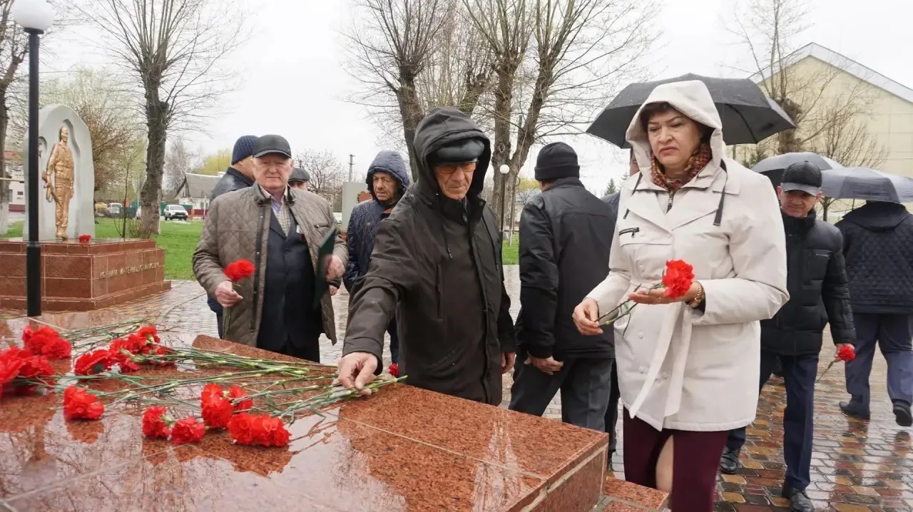    В Добринке почтили память героев-чернобыльцев