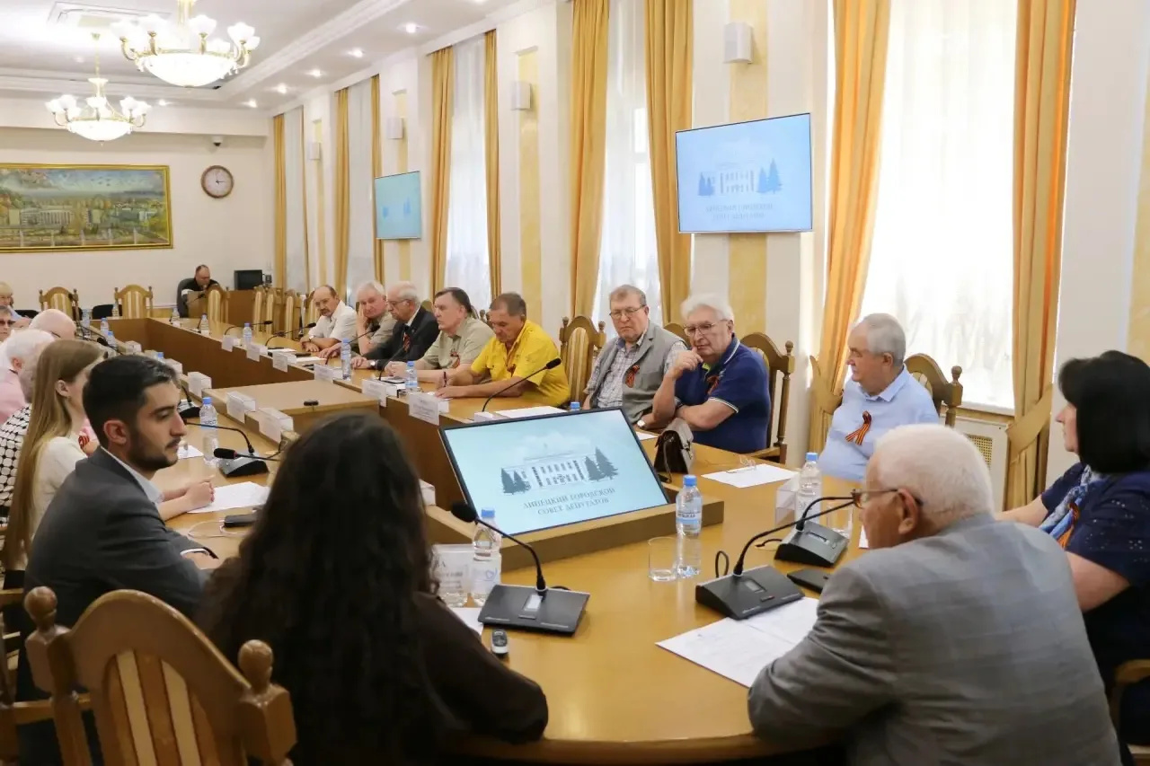 В Липецком городском Совете депутатов прошло заседание Молодёжного парламента и Совета старейшин
