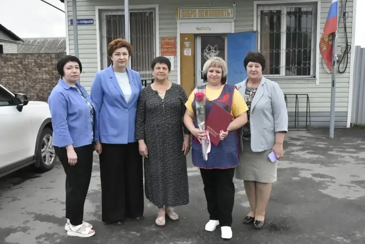 Поздравление у прилавка в Добринском округе