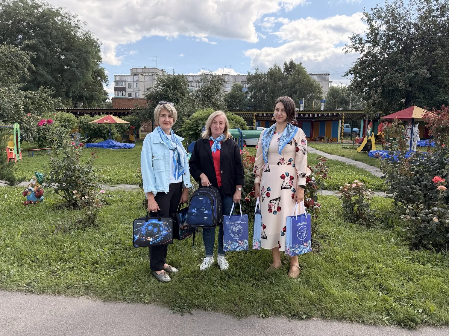 Помогли собрать детей к школе