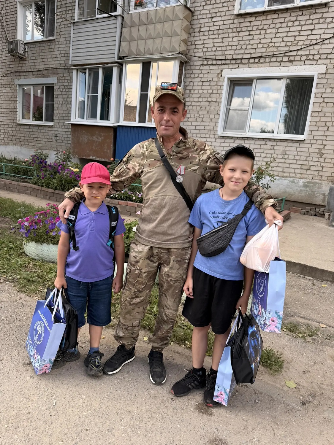 Помогли собрать детей к школе