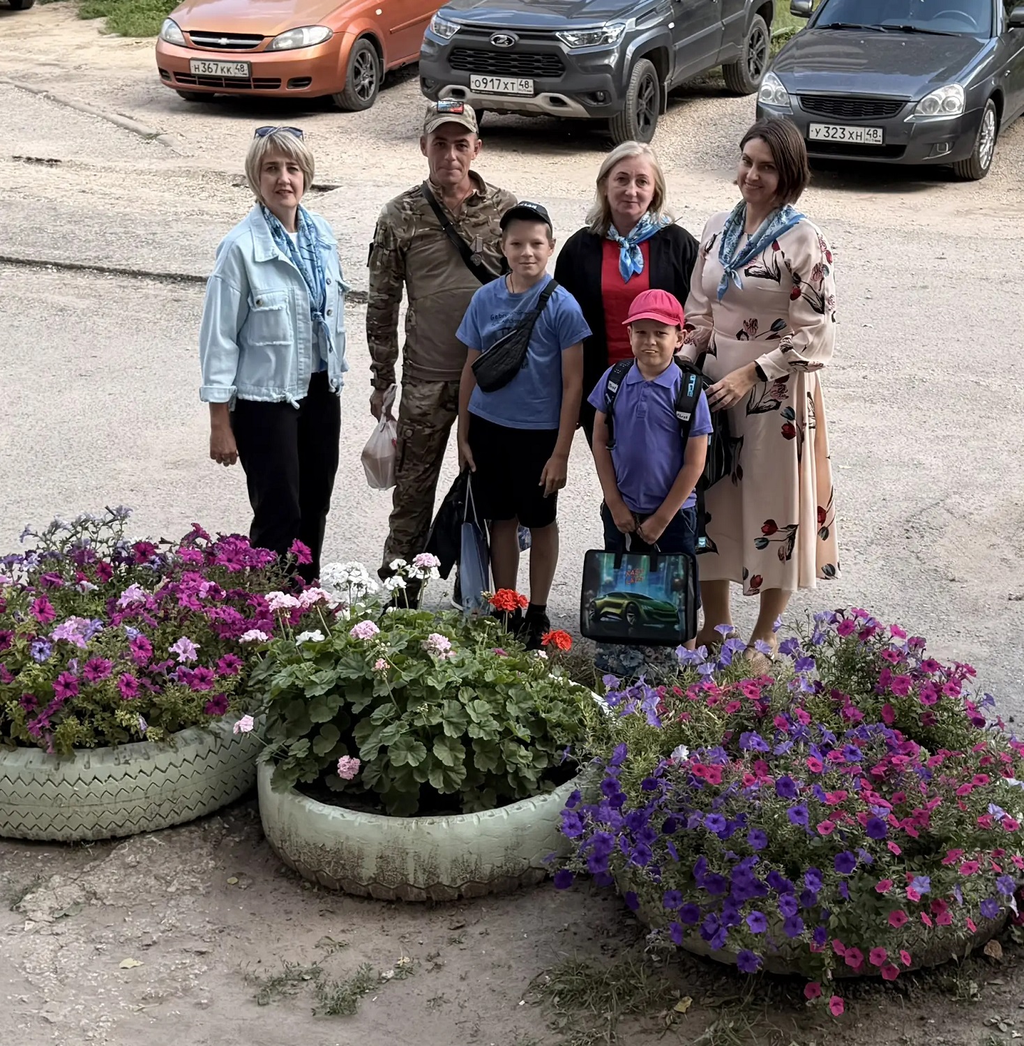 Помогли собрать детей к школе