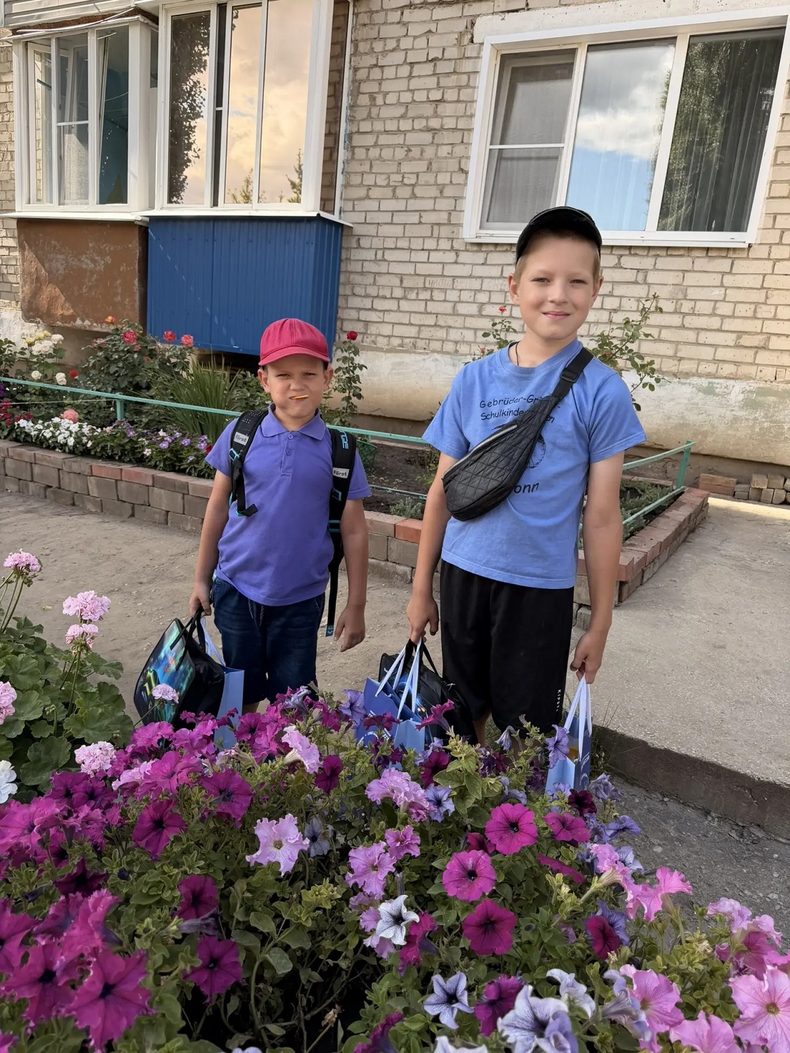 Помогли собрать детей к школе
