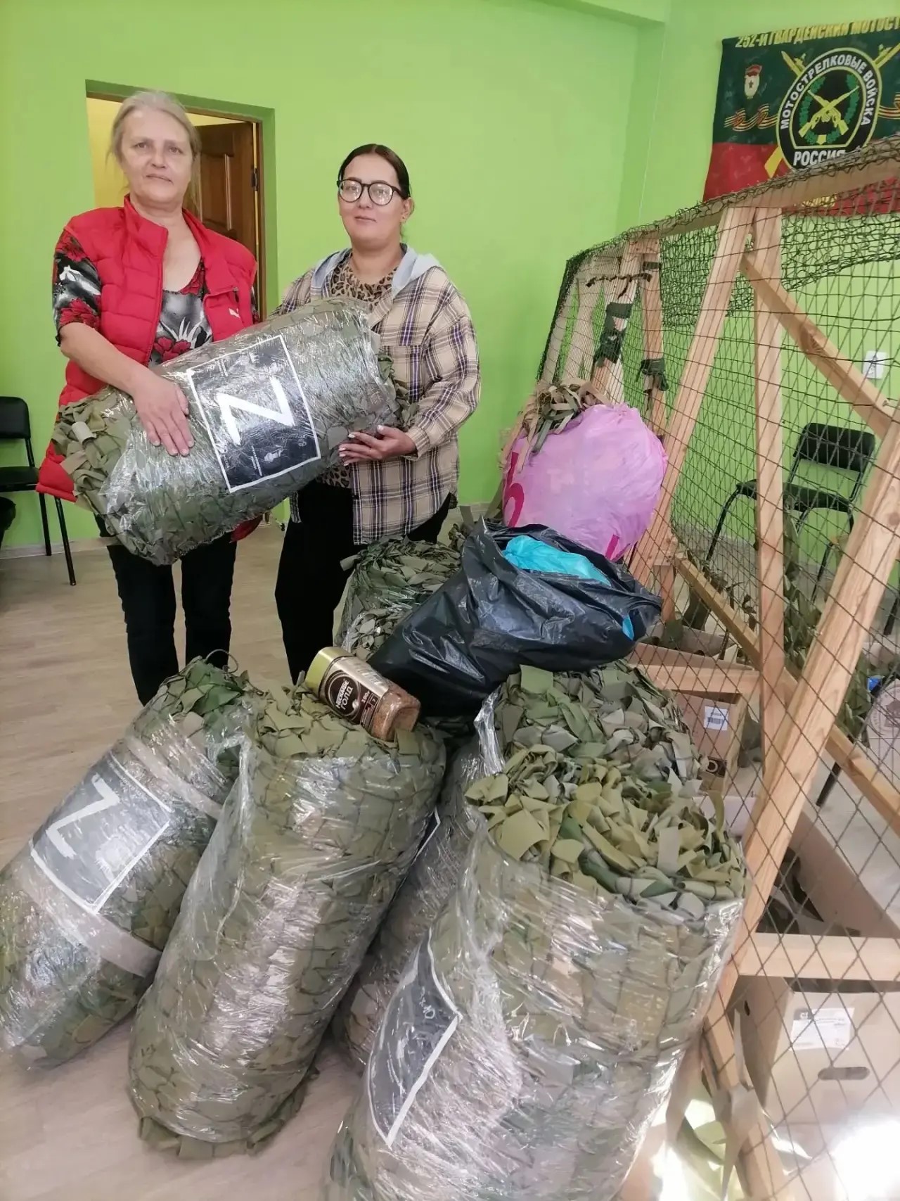 Председатель окружного отделения Измалковского округа вместе с активистками сельских женсоветов продолжают изготавливать маскировочные сети