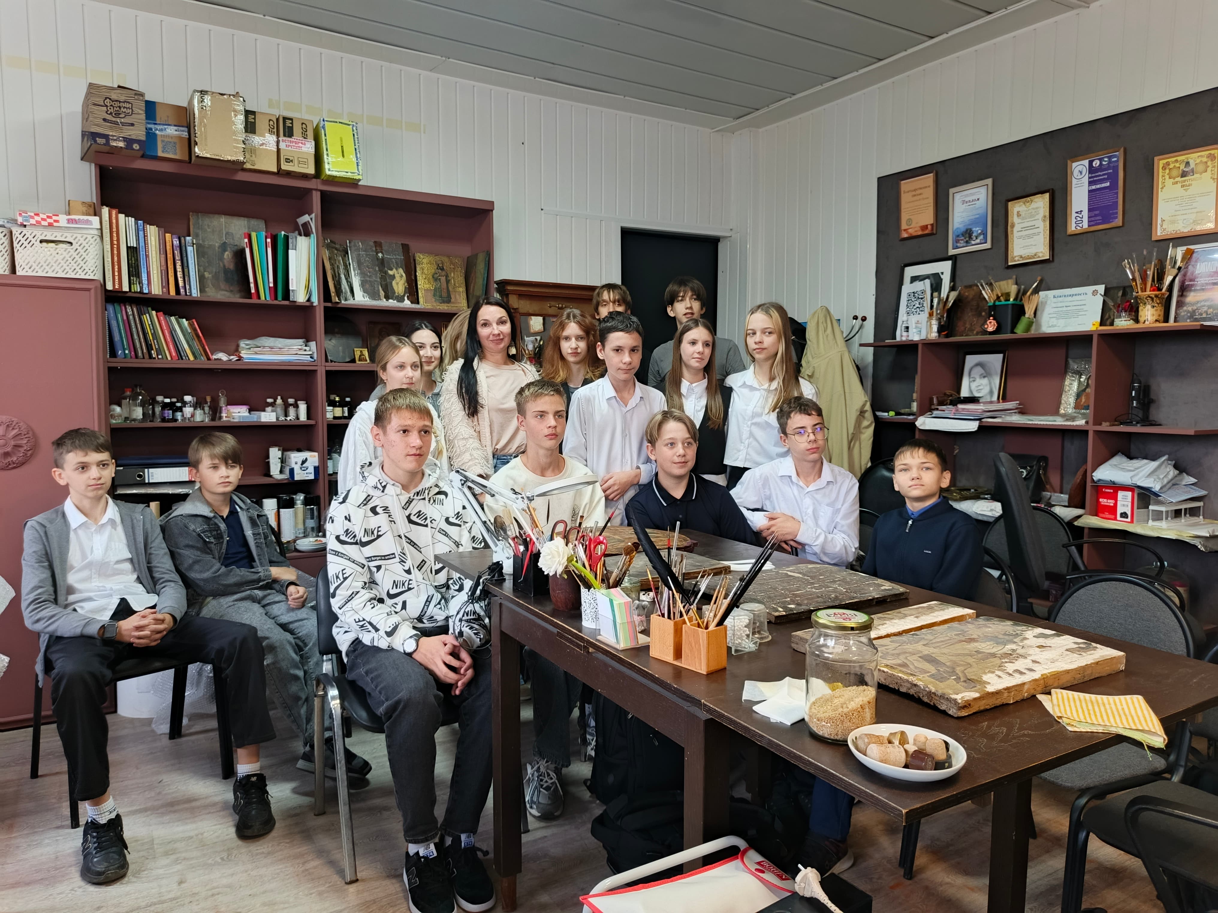Школьники в гостях у мастера реставратора