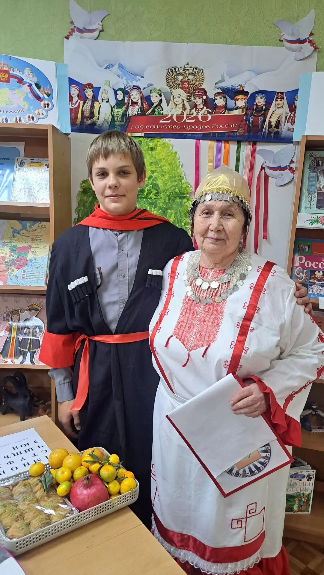 Накануне Дня Единства народов России в Данковской детской библиотеке прошла познавательная игра Поле Чудес: "Живут в России разные народы"