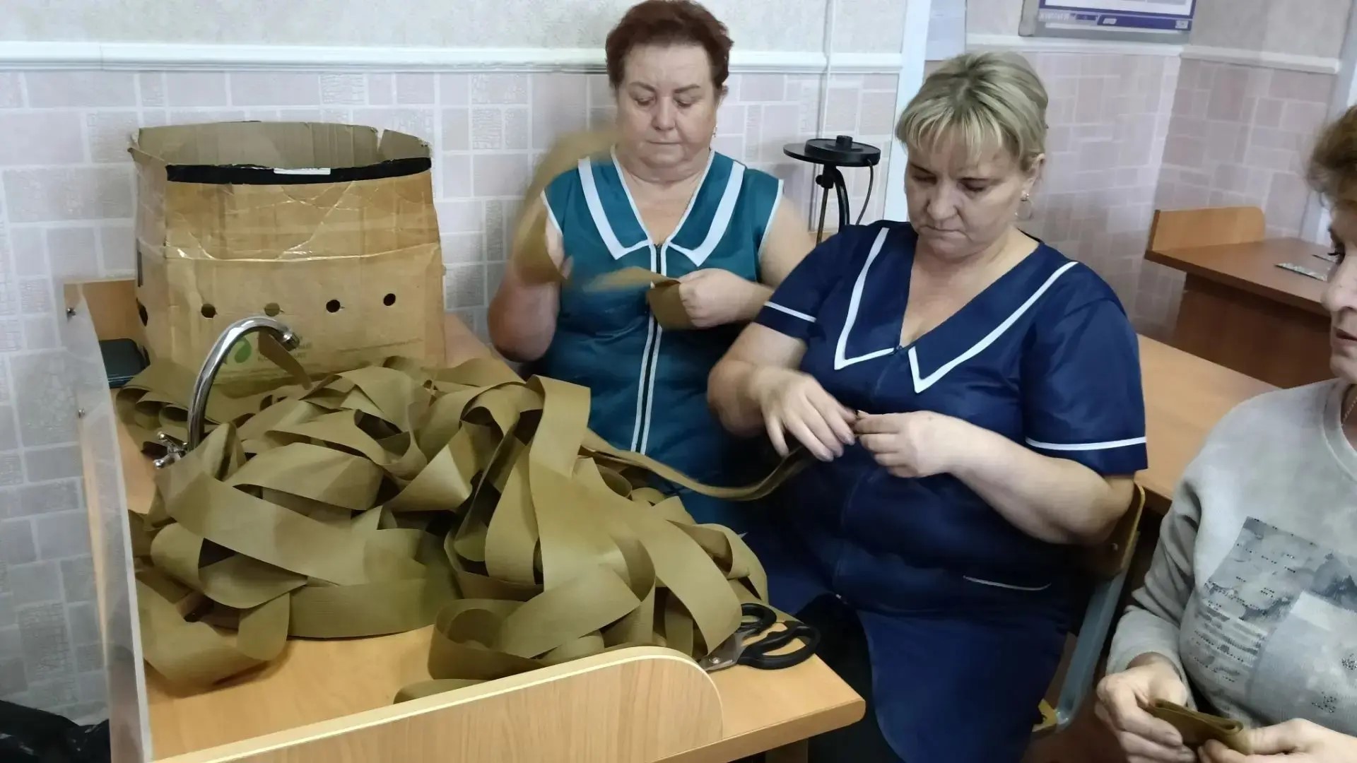 Осенние каникулы с пользой: в Хмелинецкой школе готовятся к плетению маскировочных сетей