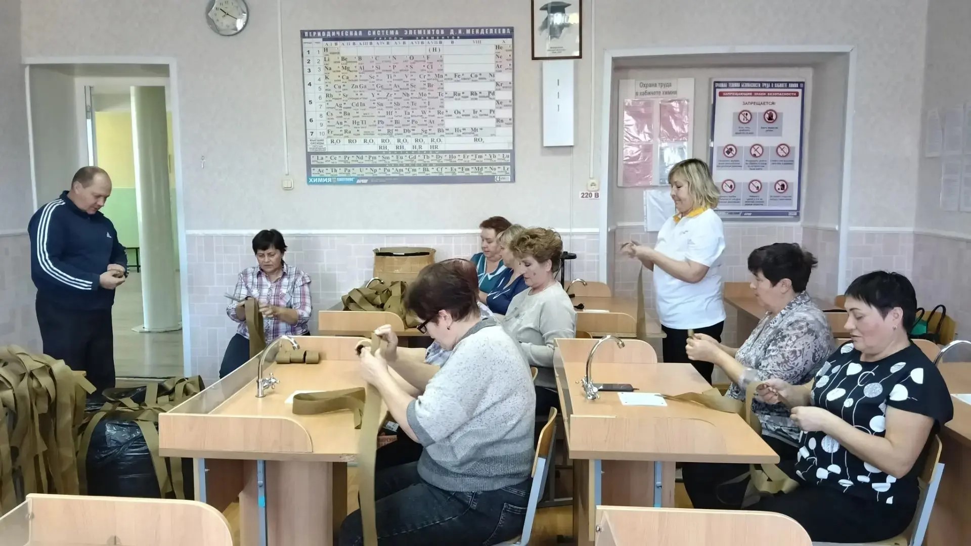 Осенние каникулы с пользой: в Хмелинецкой школе готовятся к плетению маскировочных сетей