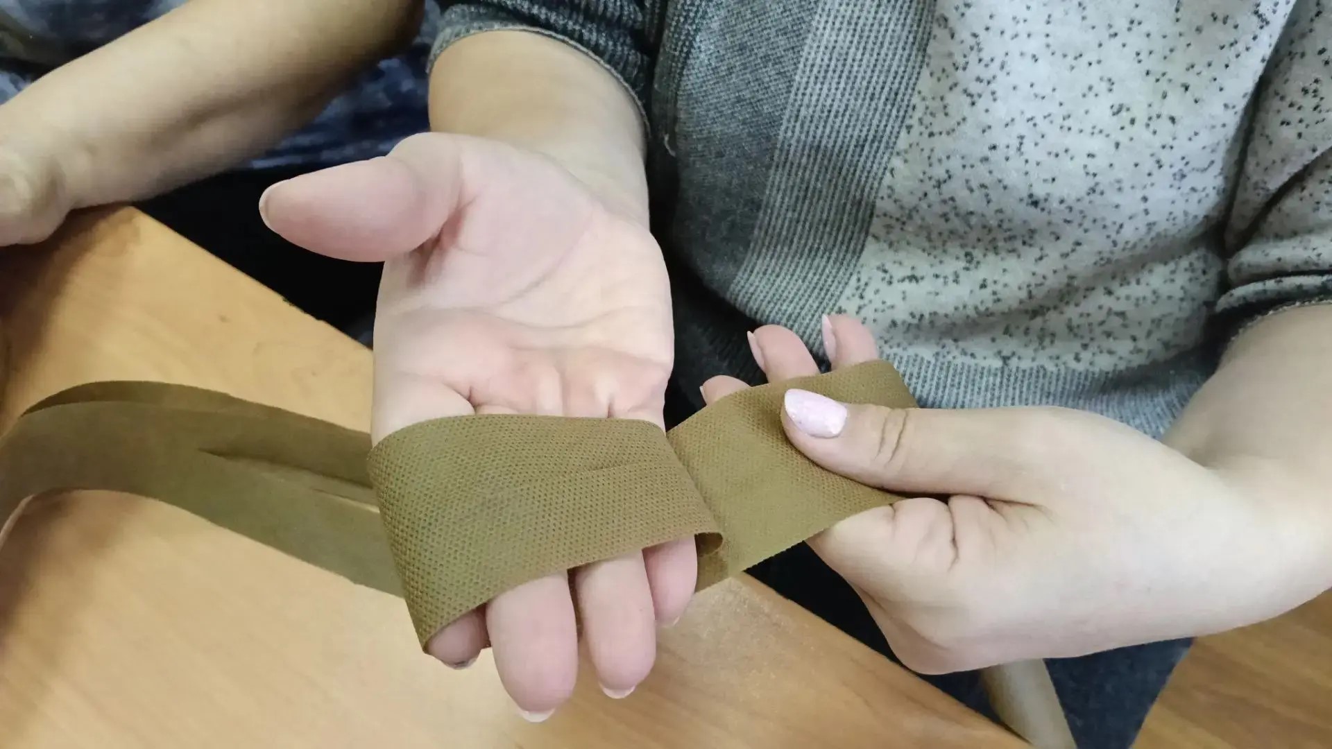 Осенние каникулы с пользой: в Хмелинецкой школе готовятся к плетению маскировочных сетей